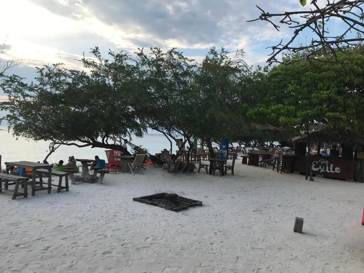 The Exile Sunset Bar & Bungalow Джили Трауанган Екстериор снимка